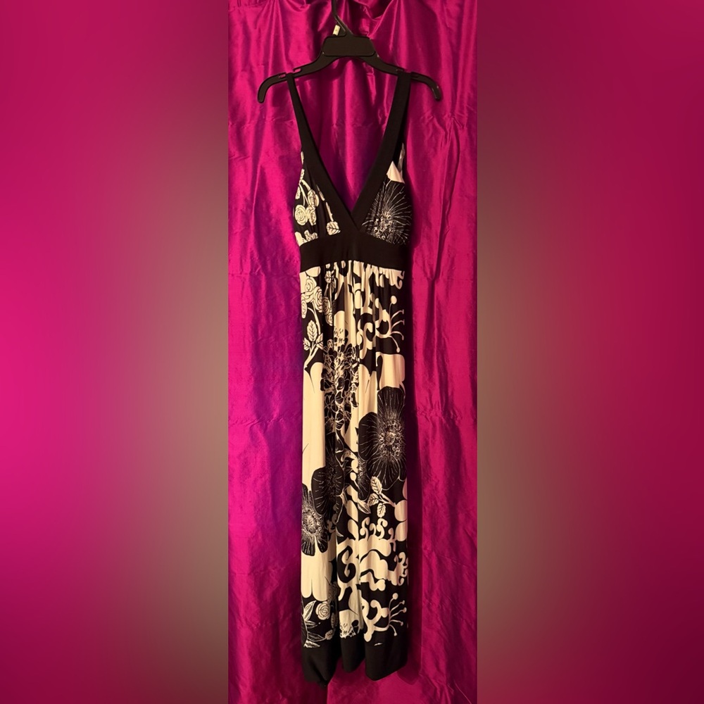 💎✨Black and white Floral Maxi Dress by Janette John Size M